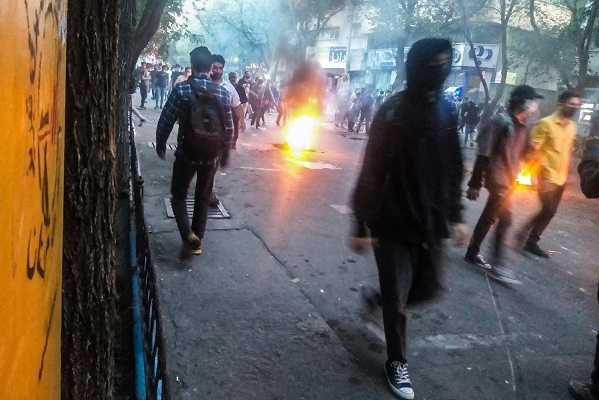 روزنامه جوان: ۹۰ درصد بازداشت شدگان حوادث اخیر دوست پسر و دوست دختر بوده اند / ۹۳ درصدشان کمتر از ۲۵ سال سن داشتند / رویکرد جنسی نقش تعیین کننده ای در تجمعات داشت